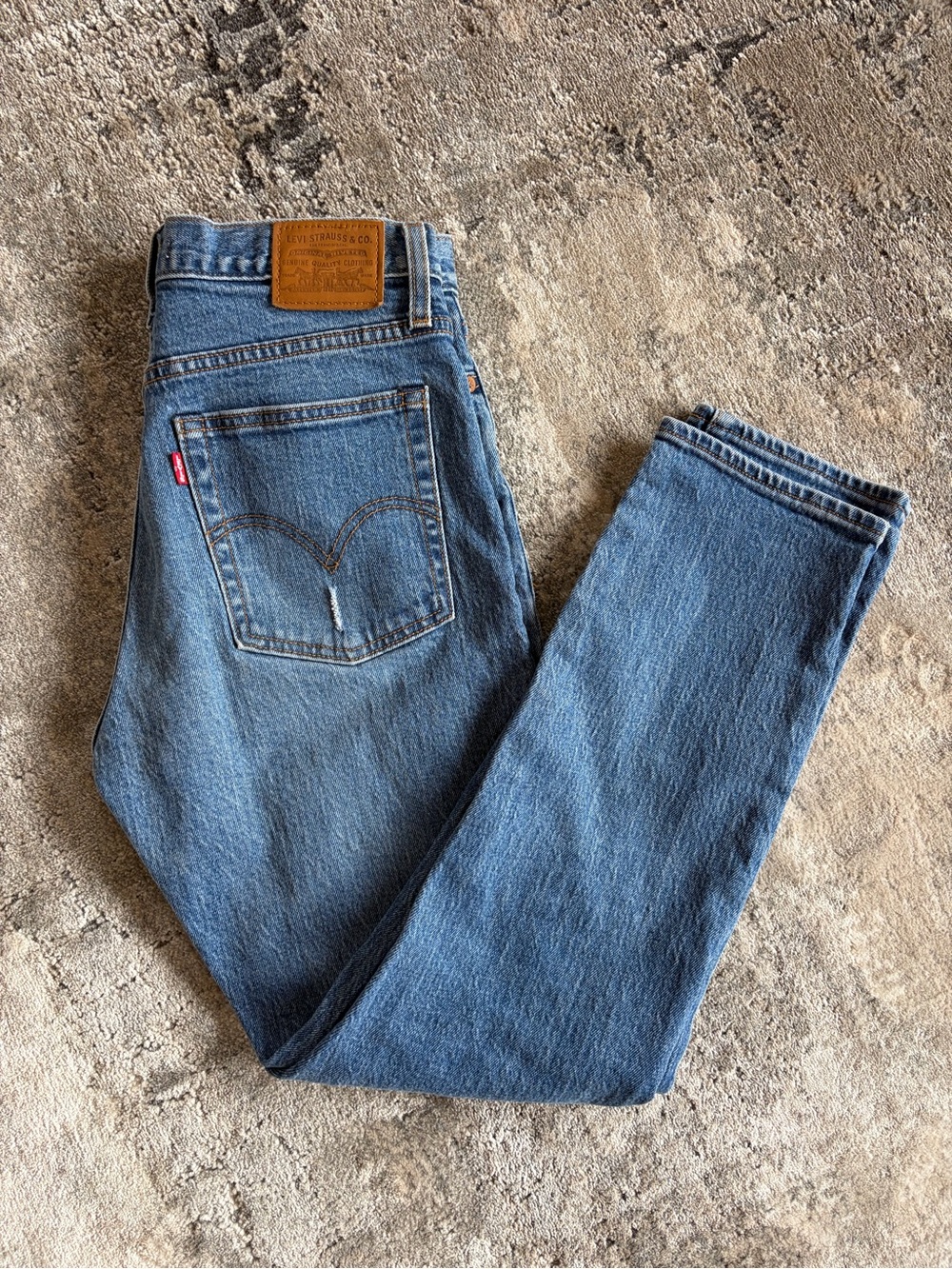 Levi’s Wedgie Straight Distressed Jeans Women’s Size 27 Medium Wash